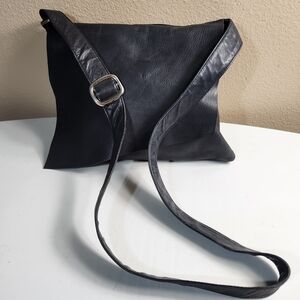 ili New York Womens Black Leather Flap Closure Boho Crossbody Bag